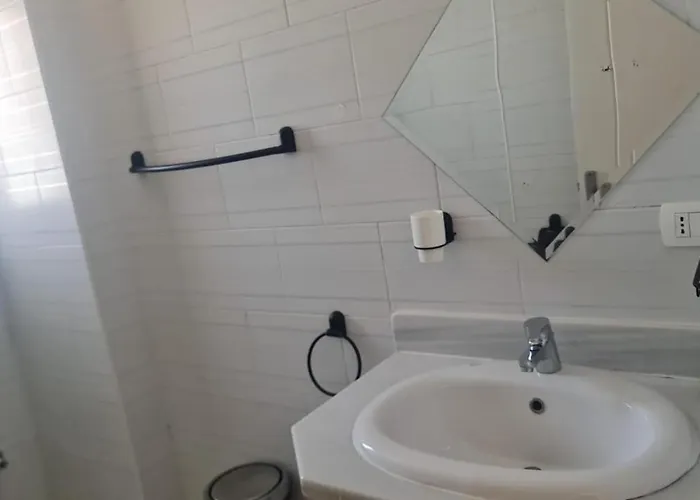 - Sleeps 4 - Pool - Pet Friendly *